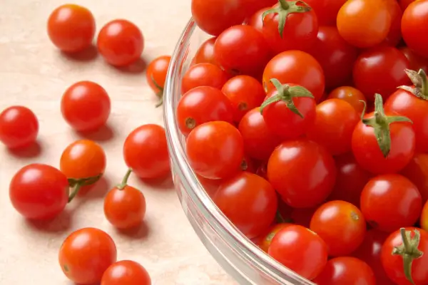 Colher Tomates Cereja em pequenos espaços :  Traga Sabores para Sua Cozinha