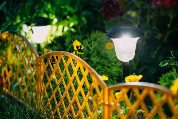 Iluminação decorativa com luz solar: Um charme para jardins áreas externas